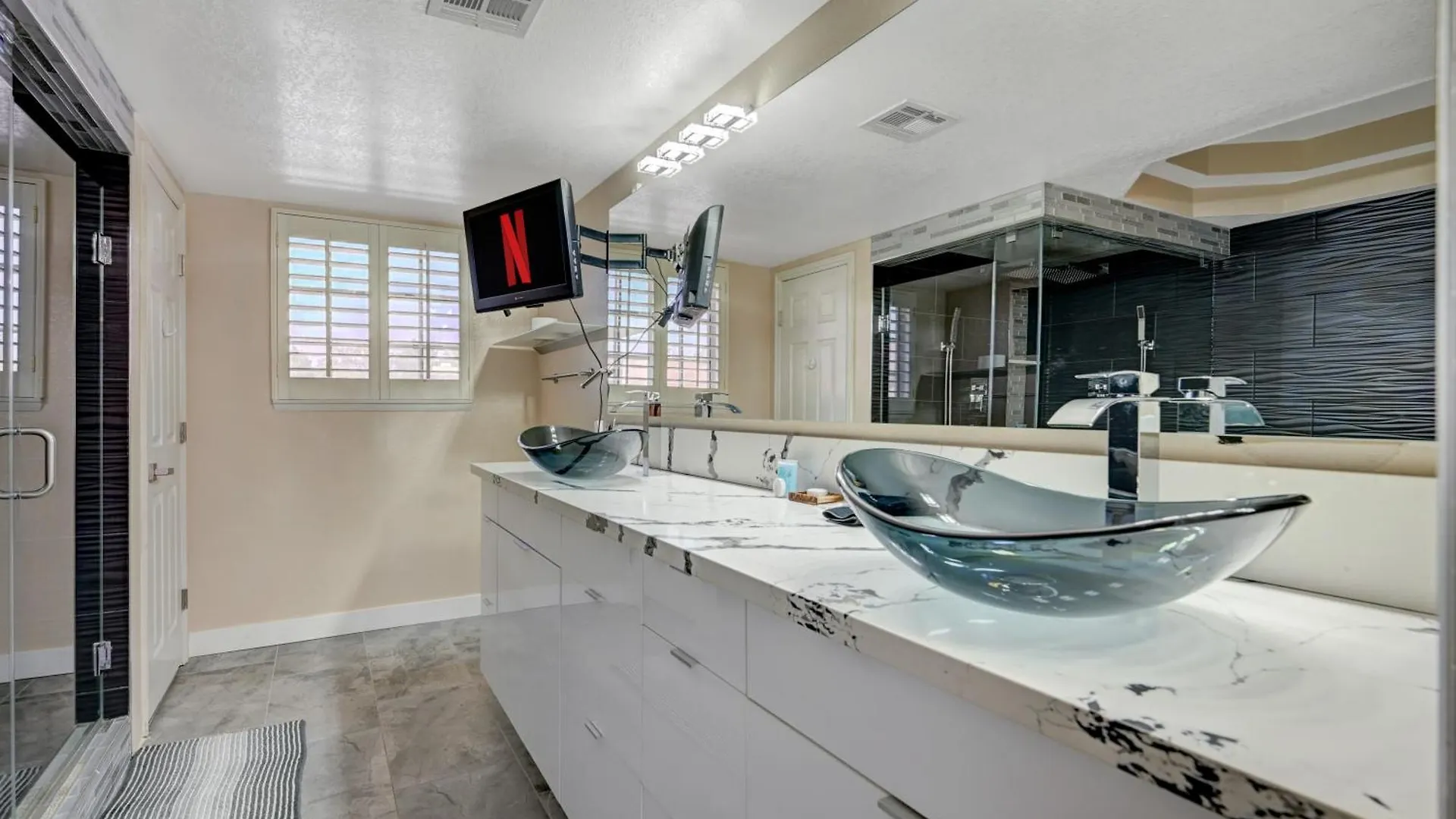 Plush Las Vegas Retreat 5 Min From Strip